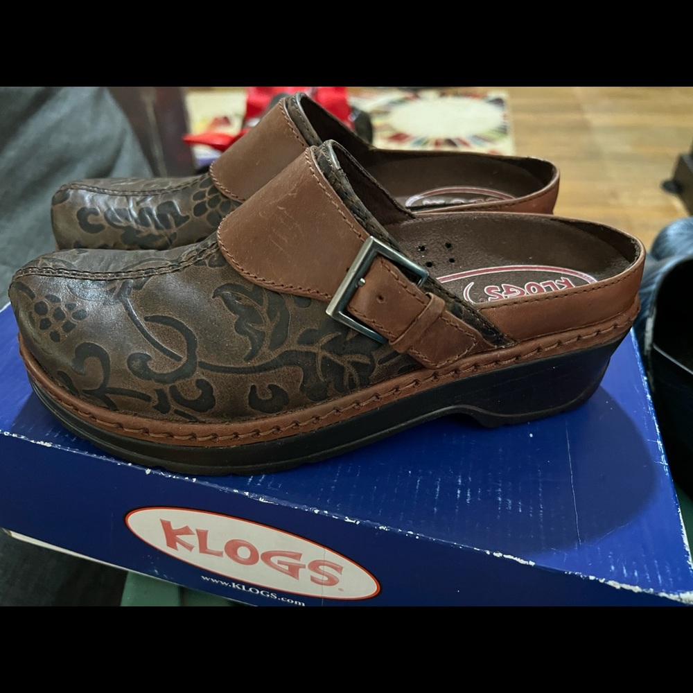 Light Brown and Dark Brown Klogs